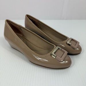 Bandolino Flexible Tad Brown Beige Wedge Patent Pumps Heels Women’s Shoes 5.5 M